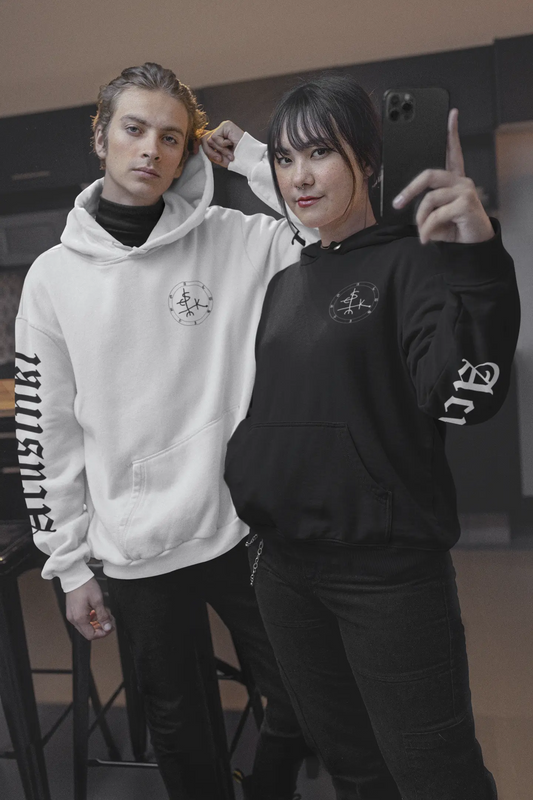 Acusinkt Original hoodie in wit en zwart, gedragen door twee personen