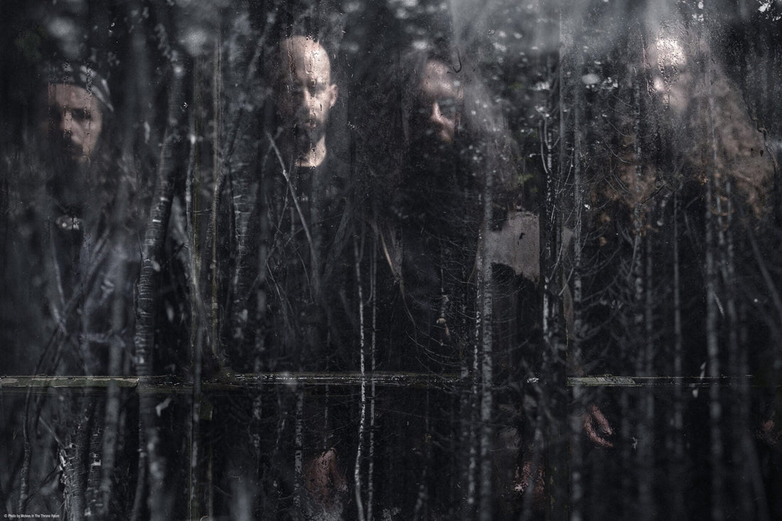 Persfoto van Wolves In The Throne Room: vier bandleden in een donker bos, bij het album Estuary