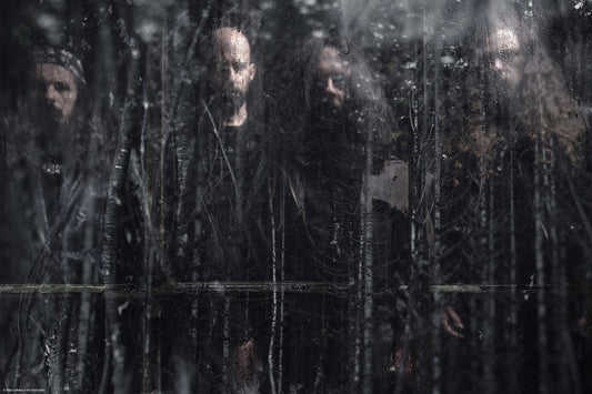 Persfoto van Wolves In The Throne Room: vier bandleden in een donker bos, bij het album Estuary
