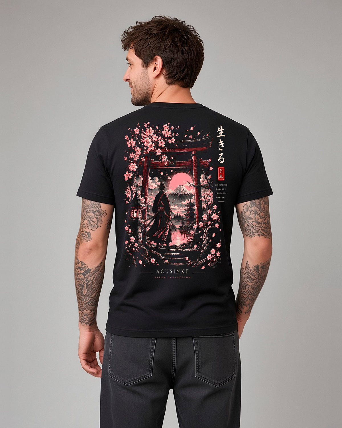 Acusinkt Serenity T-Shirt Zen Kollektion – Model Mann Rückseite, schwarzes Unisex-Shirt mit Samurai, Torii, Kirschblüte