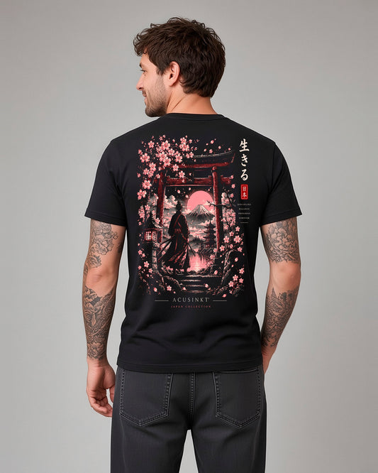 Acusinkt Serenity T-Shirt Zen Kollektion – Model Mann Rückseite, schwarzes Unisex-Shirt mit Samurai, Torii, Kirschblüte