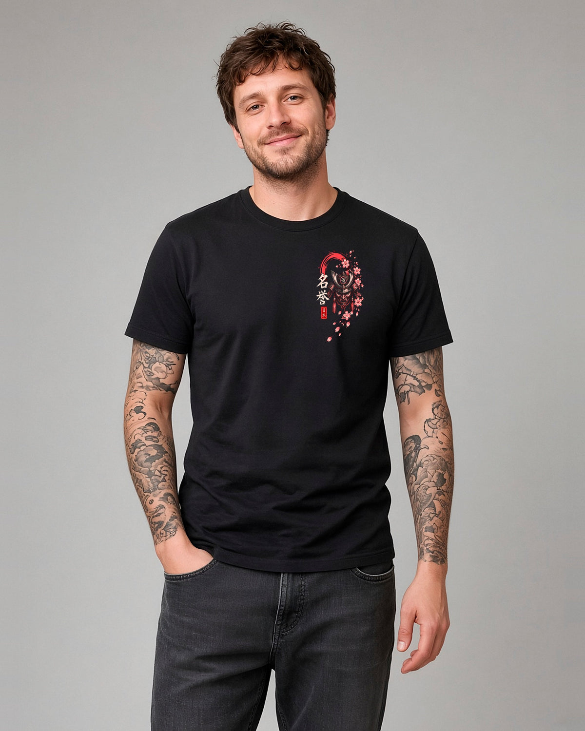 Acusinkt Serenity T-Shirt Zen Kollektion – Model Mann Vorderseite, schwarzes Unisex-Shirt mit Samurai-Maske, Kanji 名誉