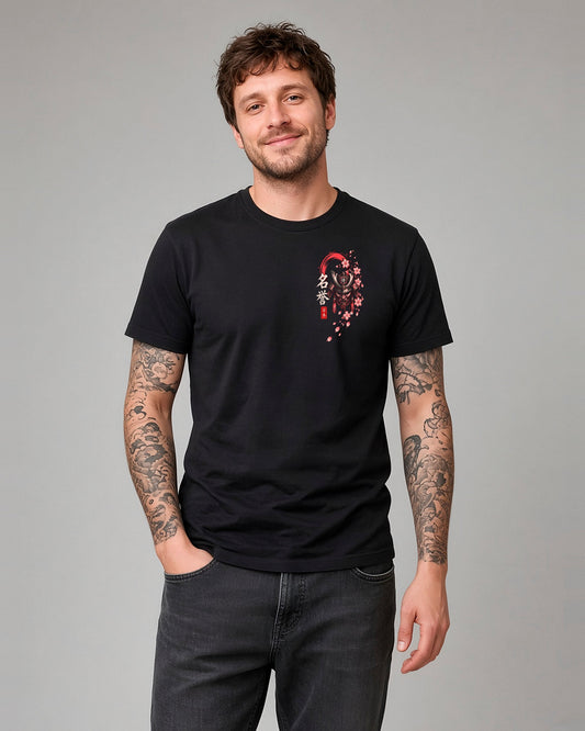 Acusinkt Serenity T-Shirt Zen Kollektion – Model Mann Vorderseite, schwarzes Unisex-Shirt mit Samurai-Maske, Kanji 名誉