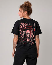 Acusinkt Serenity T-Shirt Zen Kollektion – Model Frau Rückseite, schwarzes Unisex-Shirt mit Samurai, Torii und Fuji