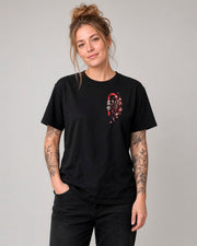 Acusinkt Serenity T-Shirt Zen Kollektion – Model Frau Vorderseite, schwarzes Unisex-Shirt mit Samurai-Maske, Kanji 名誉