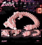 Acusinkt ZUZUI infografiek: beweegbare draak van 46 cm in wit en roze met kersenbloesems en paarse ogen, met de kenmerken volledig beweegbaar, 3 kleuren, handgemaakt met zorg in België en het perfecte cadeau voor verzamelaars en dromers, plus vier detailfoto's van de draak