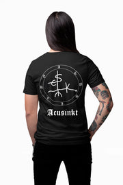 Acusinkt Original t-shirt in zwart gedragen, sigil op de rug