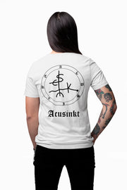 Acusinkt Original t-shirt in wit gedragen, sigil op de rug