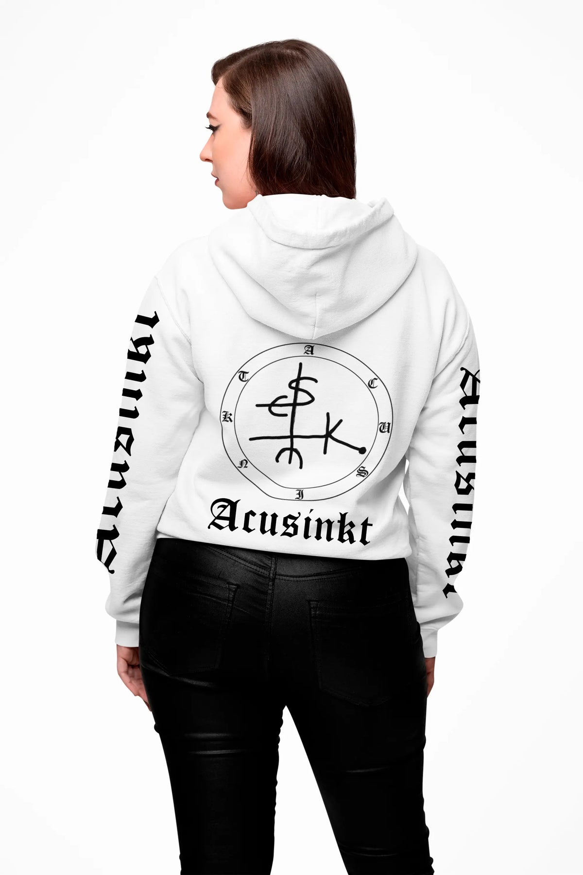 Acusinkt Original dames hoodie in wit gedragen, achterkant met sigil op de rug