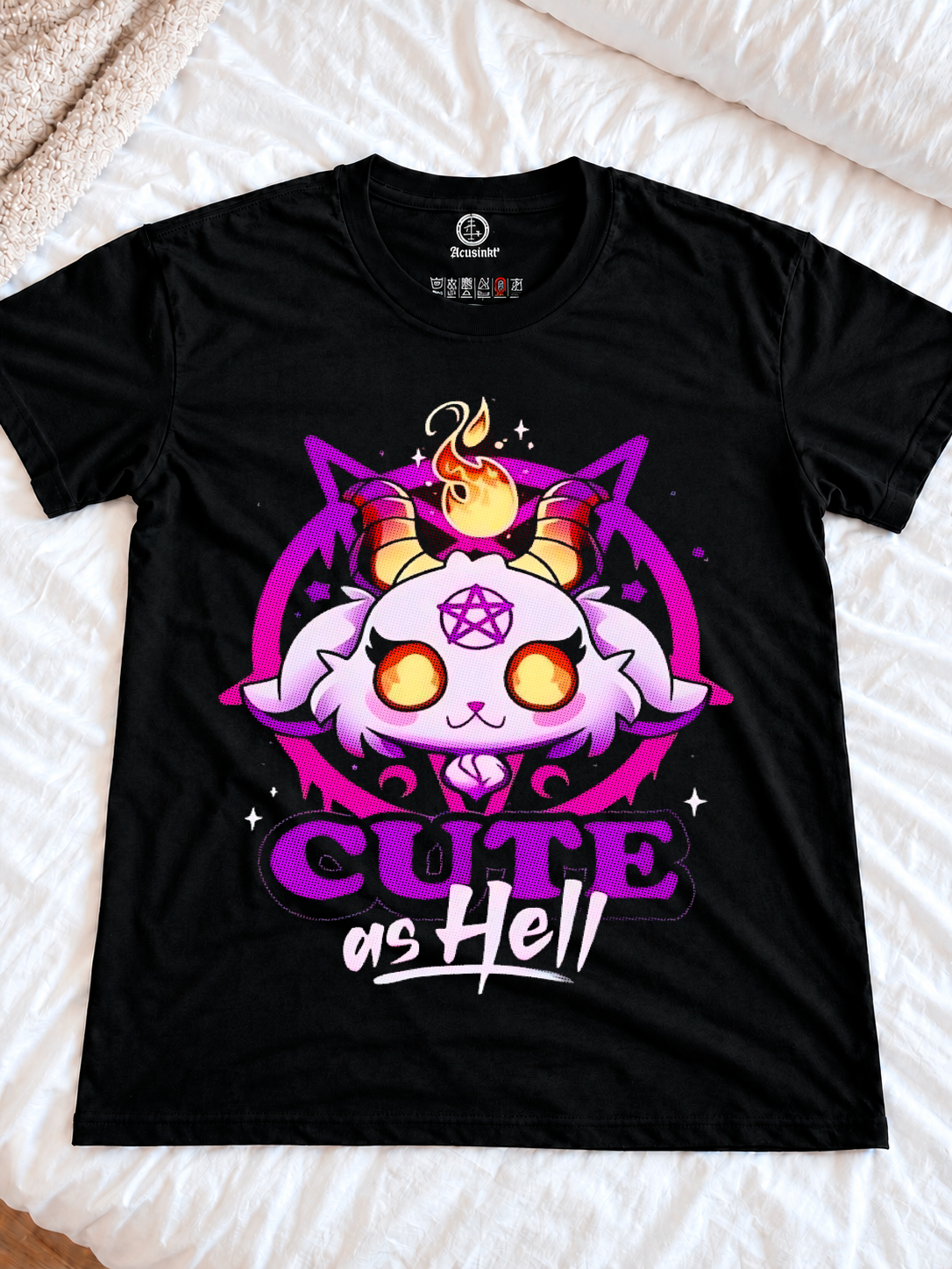 Zwart CUTE as Hell T-shirt plat op een wit bed: kawaii geitje met hoorntjes, vlammetje en pentagram, Acusinkt-label