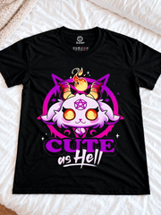 Zwart CUTE as Hell T-shirt plat op een wit bed: kawaii geitje met hoorntjes, vlammetje en pentagram, Acusinkt-label