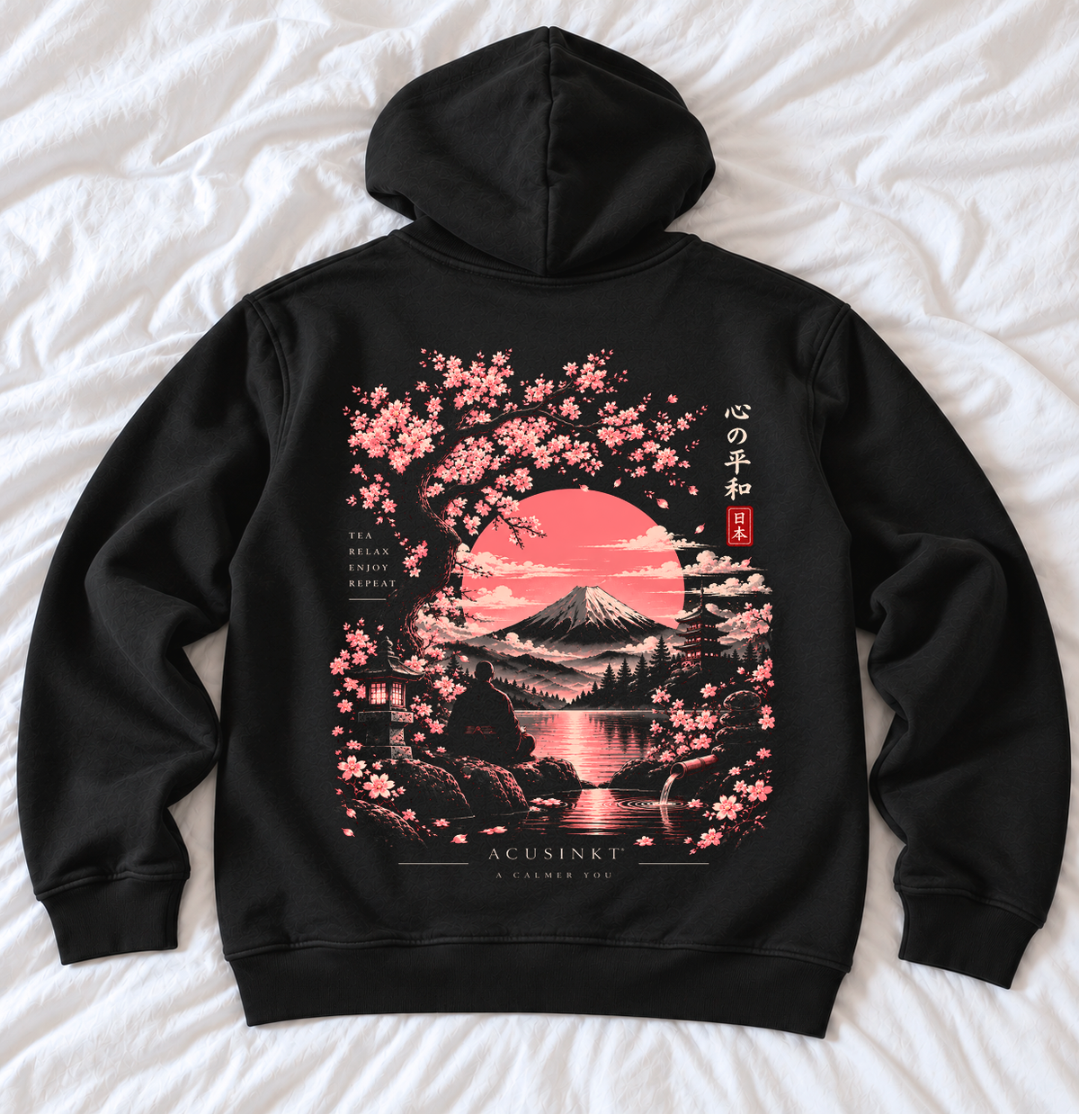 Zwarte Mount Fuji hoodie, achterkant op wit laken: Fuji, roze zon, sakura, pagode, meer, lantaarn en zittende figuur