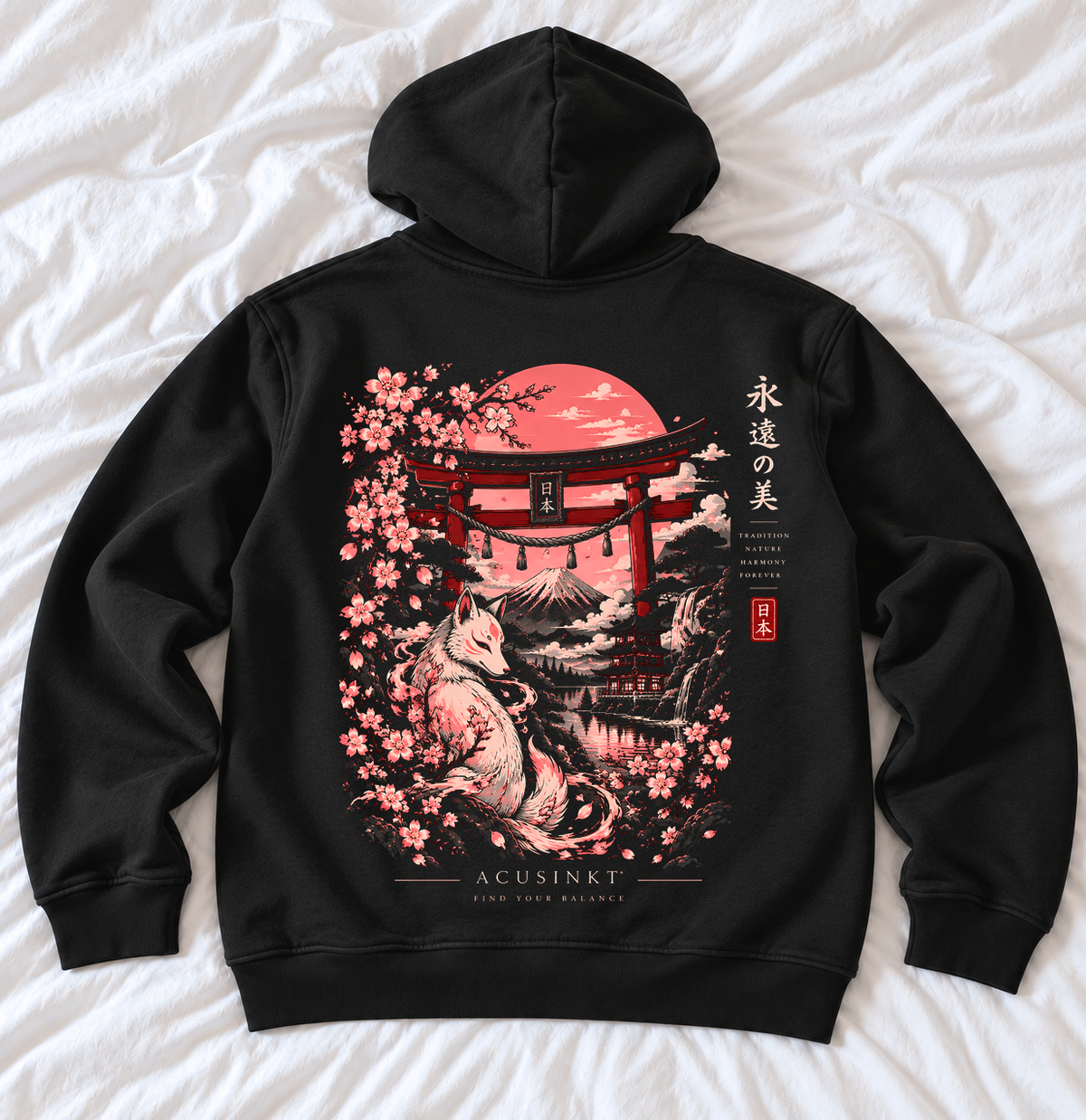 Zwarte Zen Moment hoodie, achterkant op wit laken: witte vos tussen sakura, rode torii, Fuji, roze zon, meer en pagode