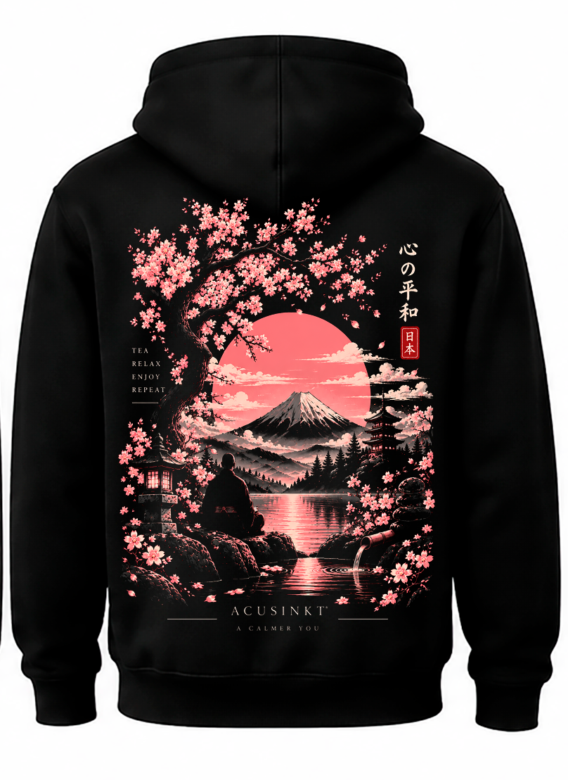Detail achterkant zwarte Mount Fuji hoodie: Fuji, roze zon, sakura, pagode, lantaarn, 心の平和 en A CALMER YOU