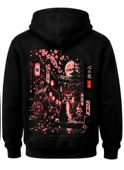 Zwarte Zen Harmony hoodie, achterkant: geisha met zwarte kat in lantaarnstraat, torii, pagode, roze maan, sakura en 心の旅