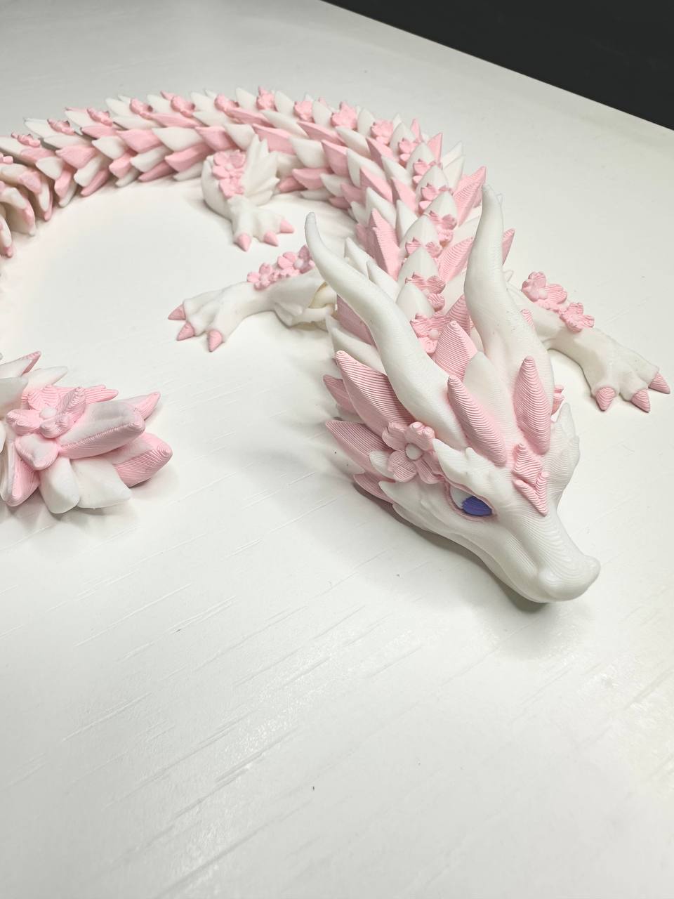 ZUZUI draak met kersenbloesems op de kop en poten, wit en roze, volledig beweegbaar lichaam