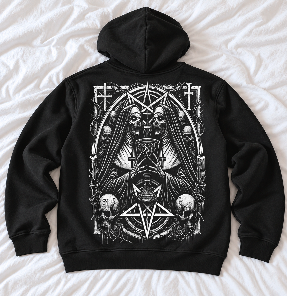 Zwarte occult hoodie, achterkant met groot wit ontwerp van twee skeletnonnen met een kelk, pentagrammen, schedels, kaarsen en kruisen