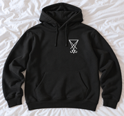 Zwarte gothic hoodie, voorkant met klein wit sigil-embleem op de borst, buidelzak en capuchon met trekkoord