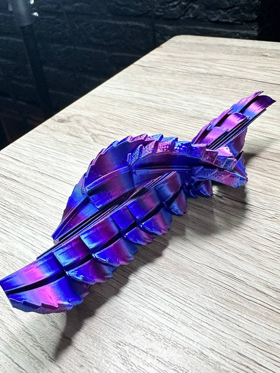 Acusinkt Drakenei uitgevouwen tot een spiraal op tafel.