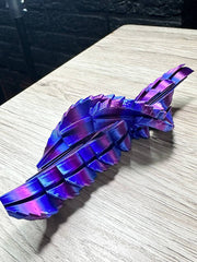 Acusinkt Drakenei uitgevouwen tot een spiraal op tafel.