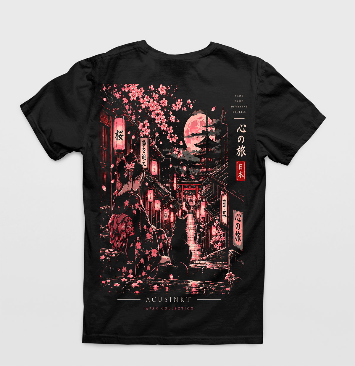 Zwart unisex Zen Harmony T-shirt, achterkant op grijze achtergrond: geisha in bloemenkimono met een kat op een stenen trap, straat met lantaarns, kersenbloesem, roze maan, pagode en torii, met 心の旅 en SAME SKIES DIFFERENT STORIES