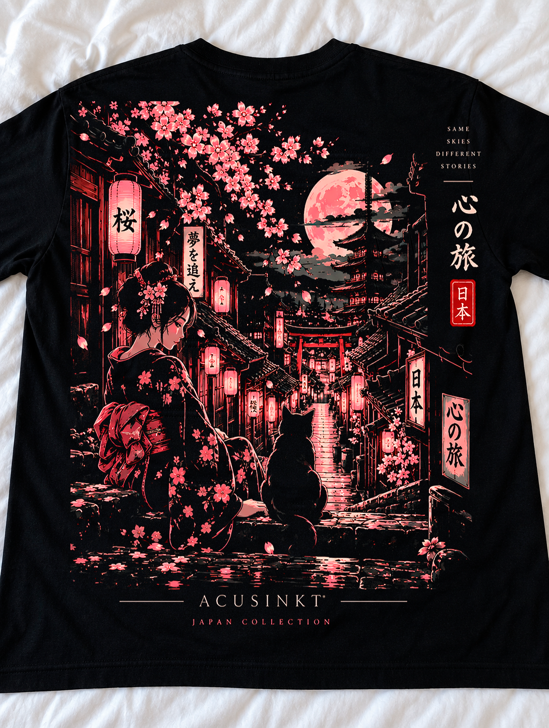 Detail van de achterkant van het zwarte Zen Harmony T-shirt op een wit laken: geisha in bloemenkimono met een kat, sakura-takken, lantaarns, roze maan, pagode en torii in roze, rode en crème tinten