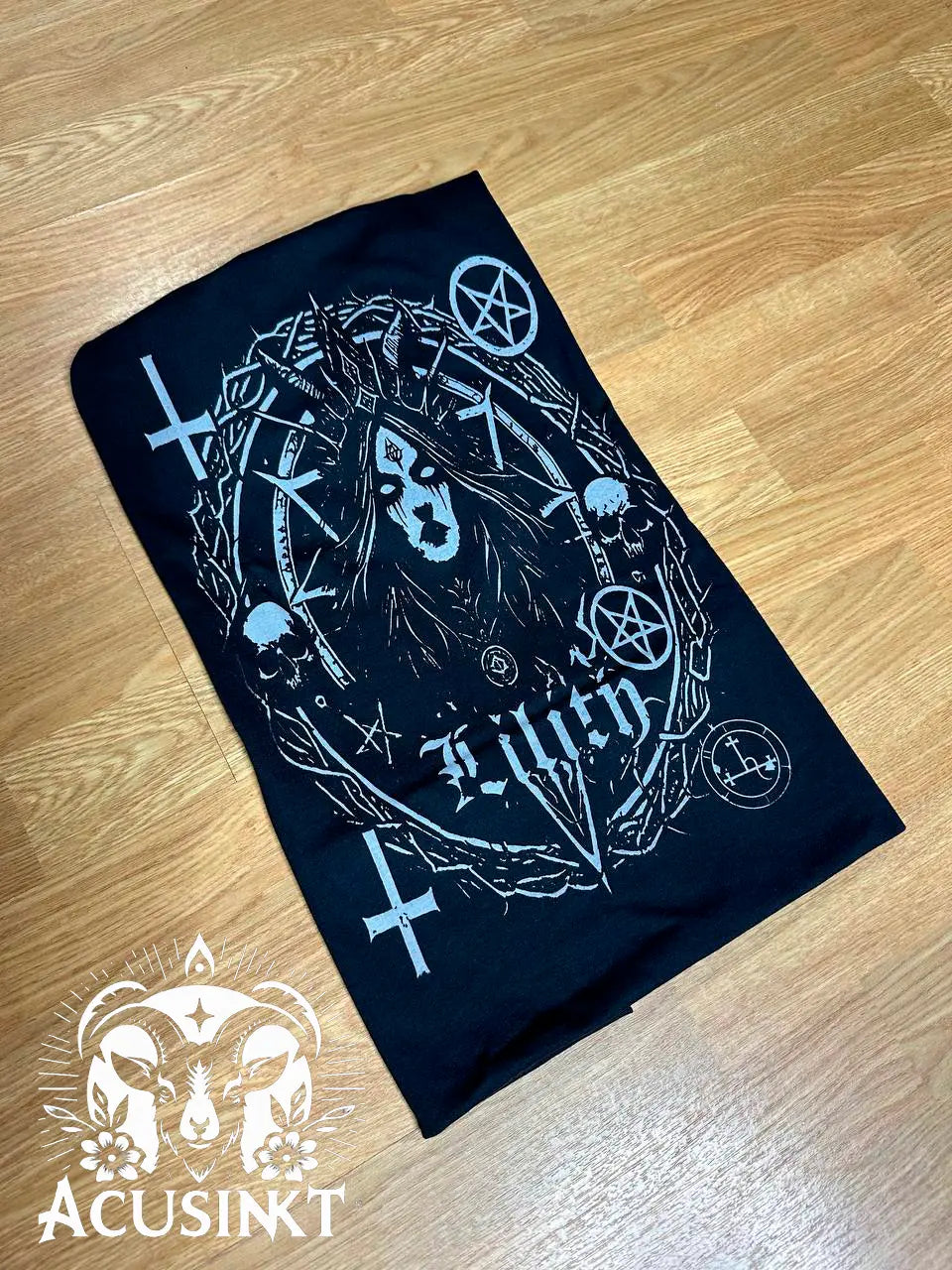 Acusinkt Lilith unisex t-shirt plat op een houten vloer, print met Lilith en pentagrammen