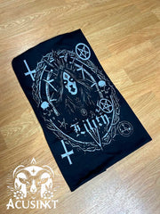Acusinkt Lilith unisex t-shirt plat op een houten vloer, print met Lilith en pentagrammen