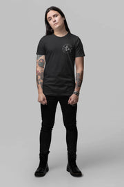 Acusinkt Original t-shirt in zwart gedragen door een getatoeëerd model, voorkant
