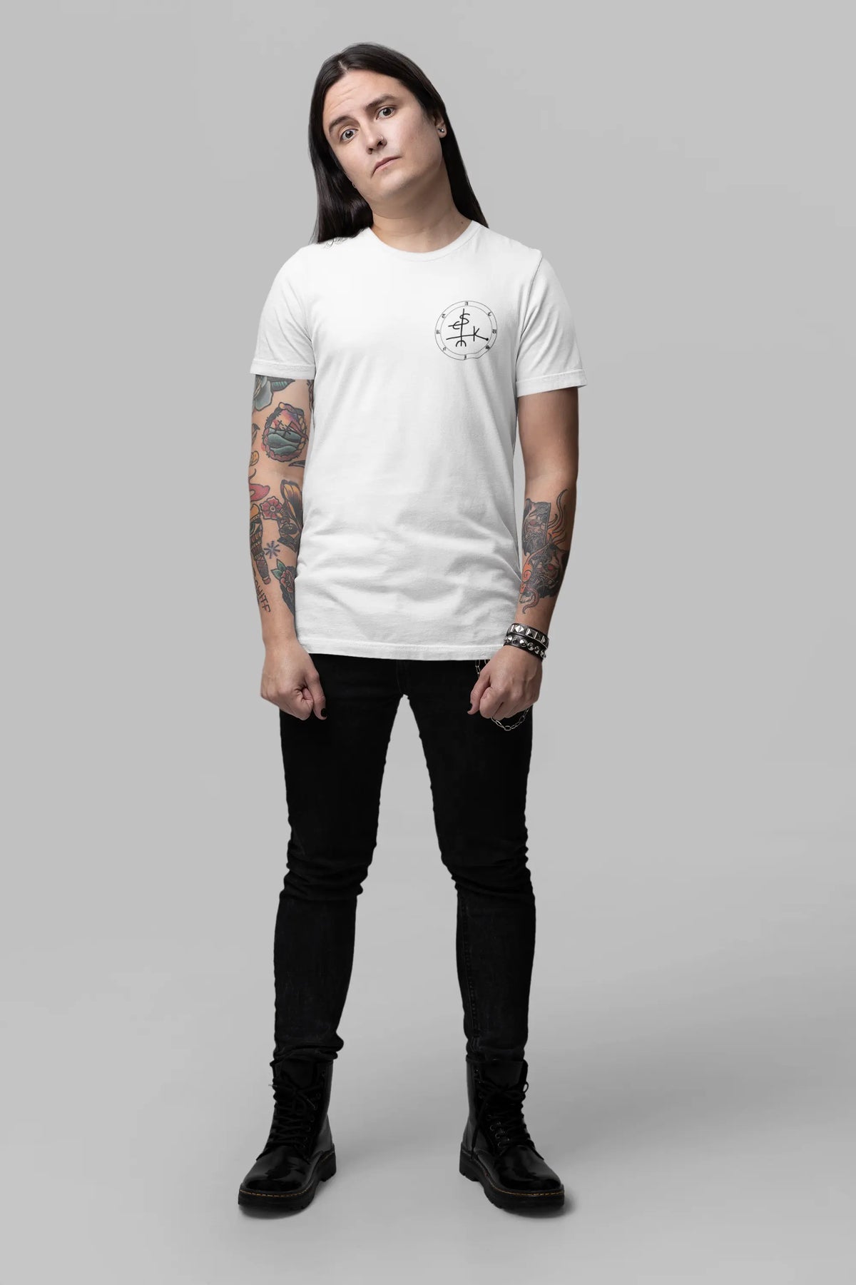 Acusinkt Original t-shirt in wit gedragen door een getatoeëerd model, voorkant