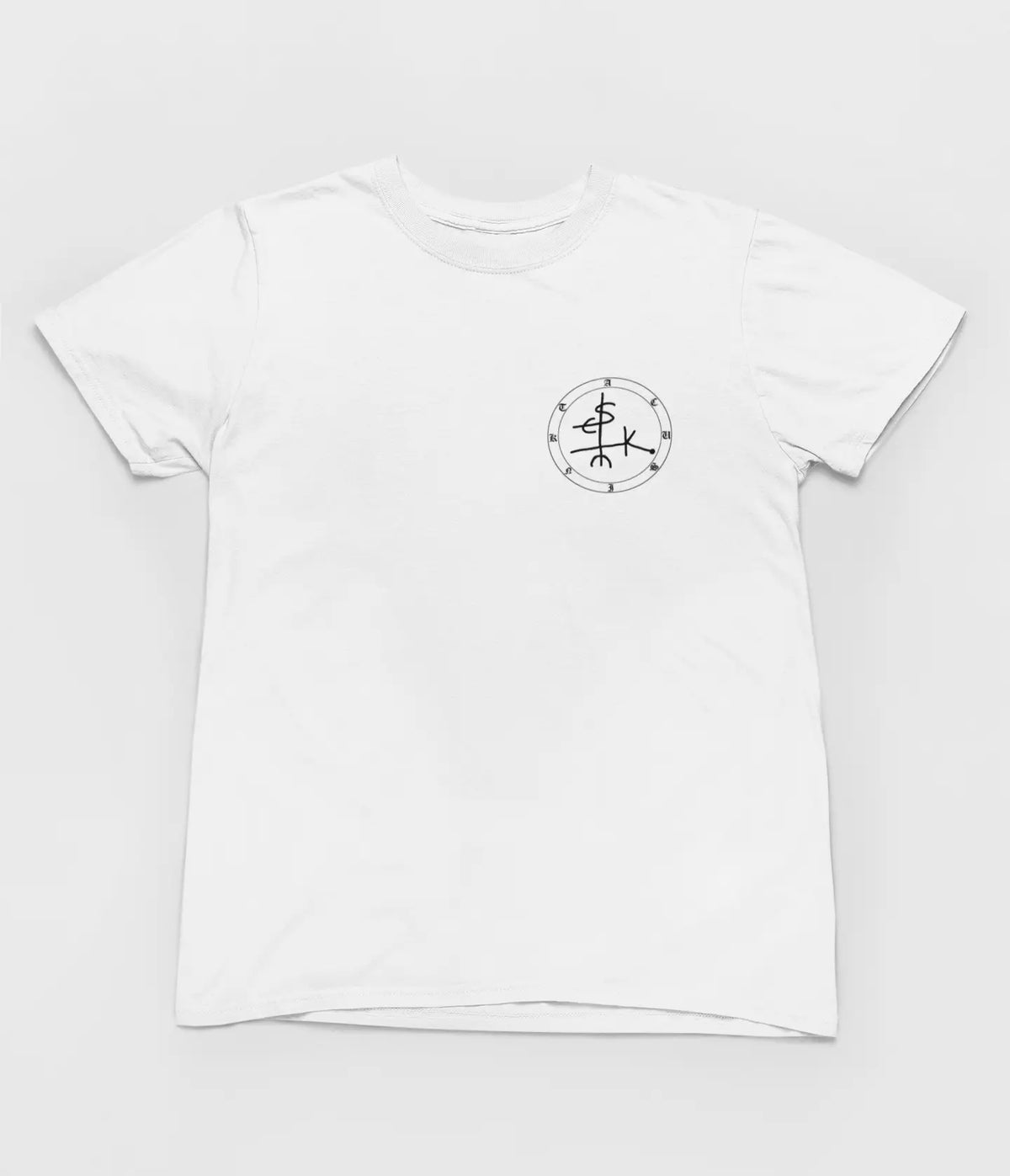 Acusinkt Original t-shirt in wit, voorkant met kleine sigil op de borst