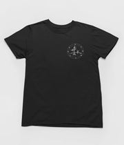 Acusinkt Original t-shirt in zwart, voorkant met kleine sigil op de borst