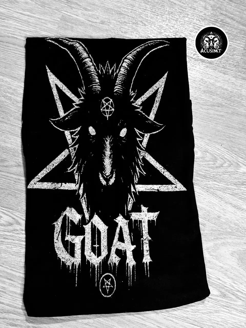 Acusinkt Goatinkt t-shirt, close-up van de geitenkop-print met GOAT-tekst
