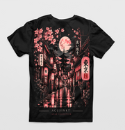 Zwart unisex Japan T-shirt, achterkant met groot roze en crème ontwerp van een Tokyo-straat met kersenbloesem, volle maan, pagode, lantaarns en een zittende kat, onderaan Acusinkt Japan Collection