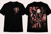 Zwart Sakura Street T-shirt, voor- en achterkant naast elkaar: klein 東京 met roze sakura-bloesems op de borst en groot Tokyo-straatontwerp met volle maan, pagode en kat op de rug