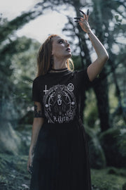 Acusinkt Lilith unisex t-shirt, model in het bos met de mystieke Lilith-print
