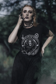 Acusinkt Lilith unisex t-shirt, vrouw in gothic outfit tussen de bomen