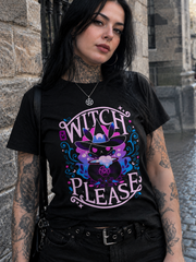 Vrouw met tatoeages draagt het zwarte Witch Please T-shirt met heksenkonijntje met puntmuts en ketel in roze en blauw